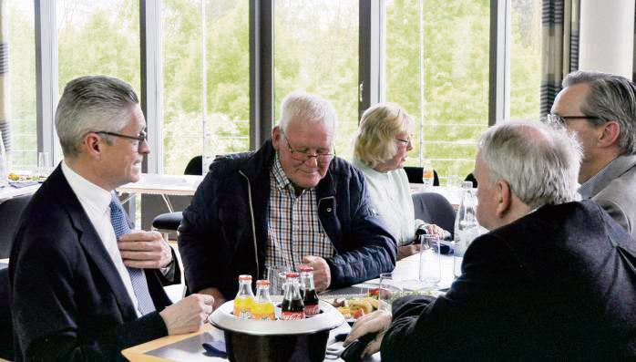 Der Vorstandsvorsitzende Stefan Hoffmann (l.) im Gespräch mit Vertretern der Bankmitglieder.