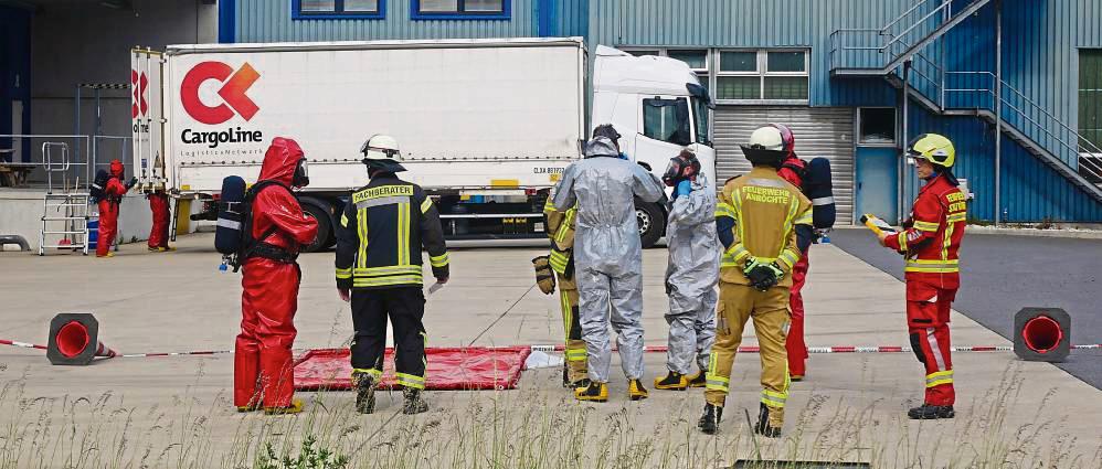 In speziellen Schutzanzügen sicherten die Einsatzkräfte der Feuerwehr den Lkw. Foto: Bsdurek