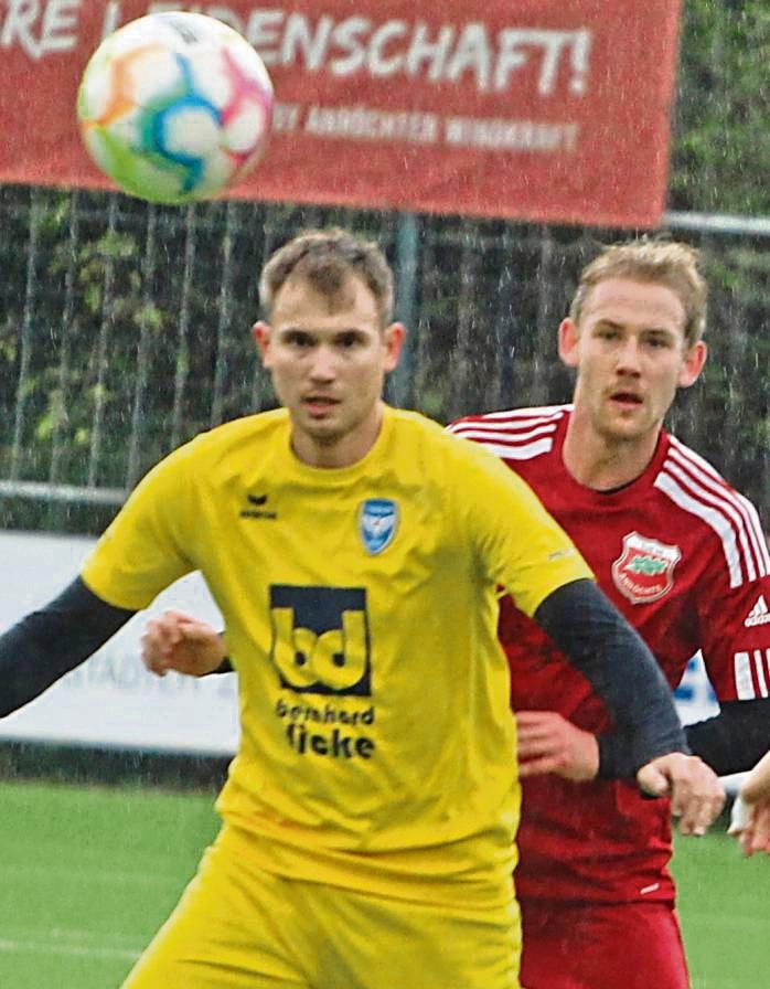 Der TuS Anröchte (in Rot) geht kirmesgeschädigt in die Partie gegen die SG Suttrop/Kallenhardt. Nach Ehringhausen geht es parallel für die DJK Mellrich (in Gelb). Foto: Brand