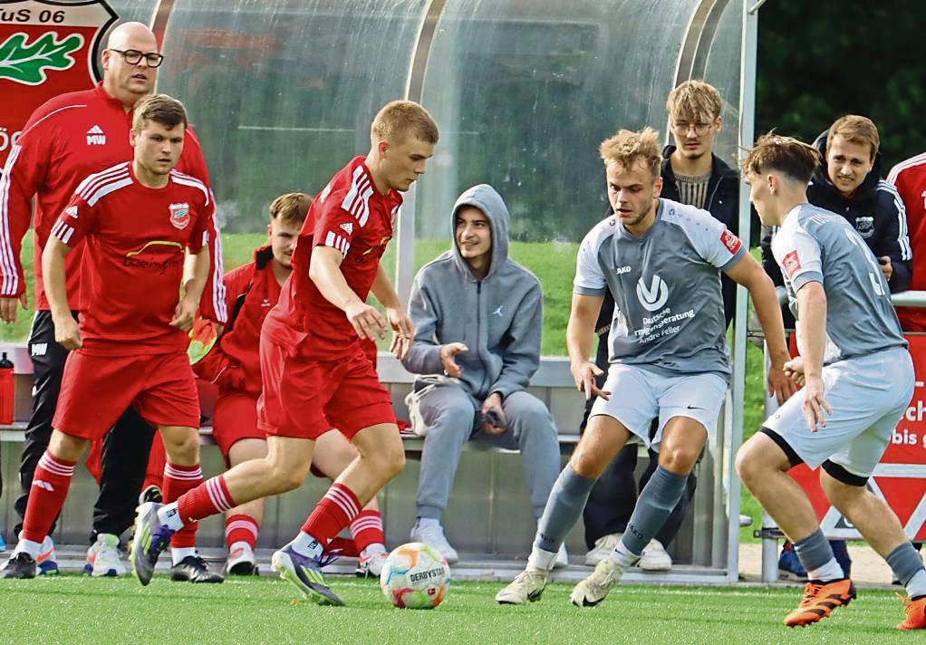 Aus einem zweimaligen Rückstand machten die Fußballer des TuS Anröchte (rote Trikots) im Heimspiel gegen Lipperode einen 4:2-Sieg. Foto: Feichtinger