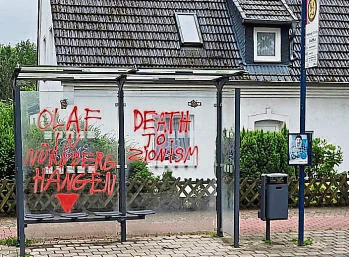 Volksverhetzende Parolen wurden in Lipperbruch unter anderem an das Bushäuschen an der Freiberger Straße geschmiert. Foto: Schwade