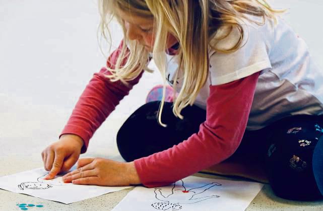 Die Kinder markierten Punkte an ihren Körpern, an denen sie nicht berührt werden wollen. Foto: Dietz