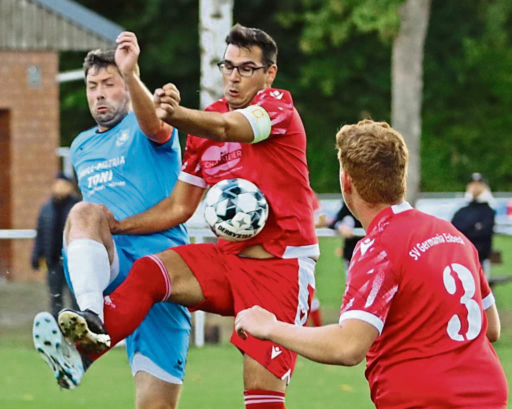 Hart umkämpft war die Partie zwischen Germania Esbeck III (in Rot) und dem VfL Hörste/Garfeln II. Hörste gewann 3:1 und steht im Achtelfinale. Foto: Frank Lütkehaus