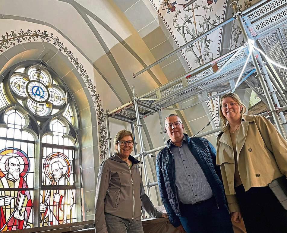 Sind schon jetzt angetan vom Ergebnis der gesäuberten und erneuerten Ausmalung der St. Antoniuskirche (v.l.): Architektin Mechthild Clemens, Holger Hellemeier vom Kirchenvorstand und Architektin Friederike Schmidt.