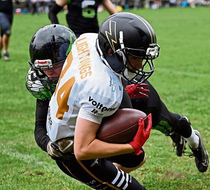 Attacke! Die Lippstadt Eagles (in Schwarz) haben mit den Gelsenkrichen Devils noch eine Rechnung offen. Foto: Marx