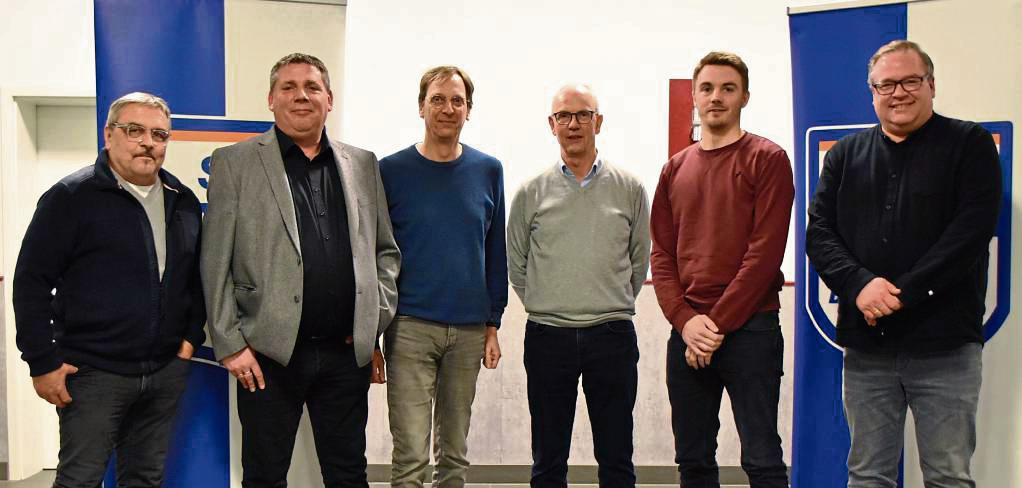Jens Jungemann (2.v.r.) wurde zum neuen Geschäftsführer des Sportvereins BW Rixbeck-Dedinghausen gewählt. Er folgt auf Jürgen Böddicker (3.v.r.). Außerdem auf dem Foto zu sehen (v.l.): Meinhard Brink (Schriftführer), Oliver Scholz (1. Vorsitzender), Jörg Weddemann (Kassenwart) und Uli Hagemann (2. Vorsitzender).