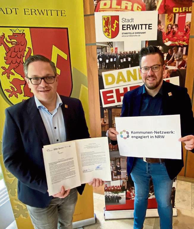 Bürgermeister Hendrik Henneböhl (l.) und Ehrenamtskoordinator Christoph Koerdt freuen sich über die Teilnahme am Kommunen-Netzwerk.