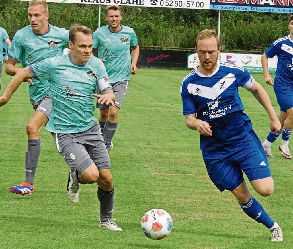 Der Westenholzer Kapitän Finn Jürgensmeier (r.) und seine Teamkollegen hatten gegen Dahl Dörenhagen zunächst alles im Griff. Doch nach einer zwischenzeitlichen 3:0-Führung musste man sich am Ende mit einem 3:3 begnügen. Foto: Schlink