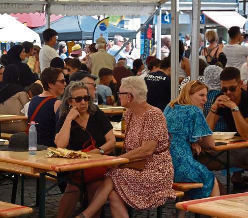 Internationale Spezialitäten im Schatten der Pavillons: Die Kulturvereine hatten ihre Stände liebevoll hergerichtet und waren bestens auf den Besucheransturm vorbereitet. Internationale Spezialitäten im Schatten der Pavillons: Die Kulturvereine hatten ihre Stände liebevoll hergerichtet und waren bestens auf den Besucheransturm vorbereitet.