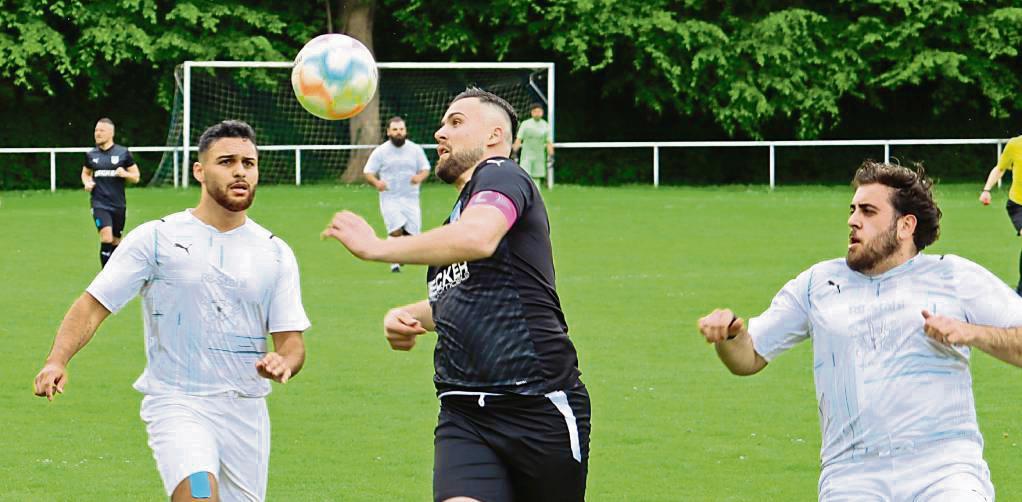 Der SC Lippstadt (hier mit Kapitän Mehmeti, Mitte) kommt seinem Ziel, dem Aufstieg in die Kreisliga A, durch ein 3:1 bei BW Eickelborn näher.