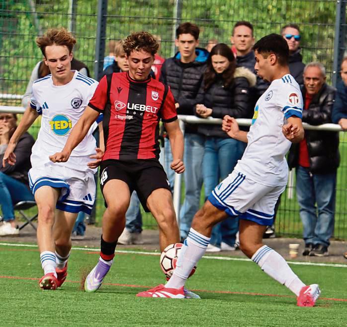 Die BI-Junioren des SV Lippstadt (in Rot) feierten mit dem 5:1 gegen Brünninghausen einen gelungenen Saisoneinstand.