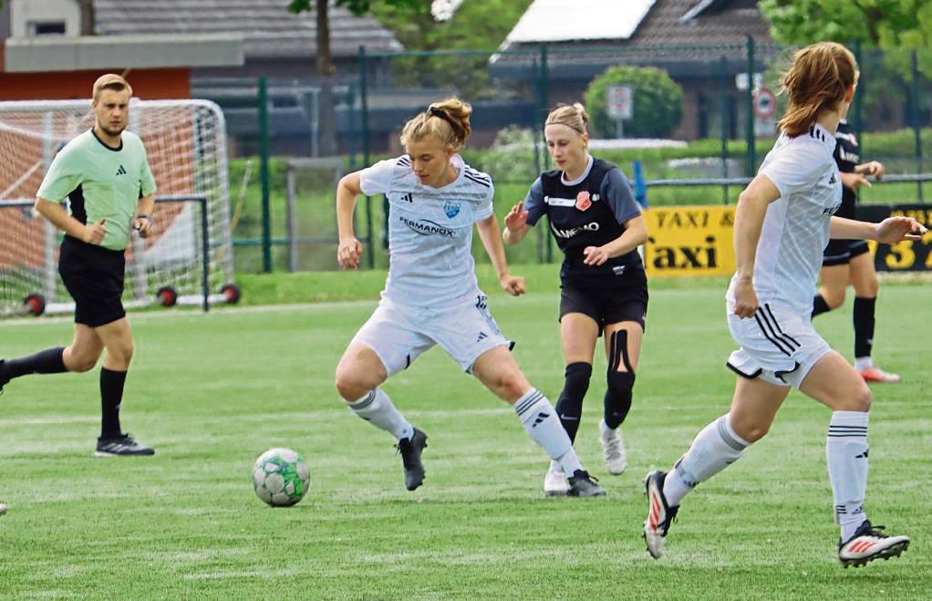 In ihrem bereits letzten Saisonspiel kamen die Landesliga-Frauen des TuS Wadersloh (Weiß) zu einem standesgemäßen 5:0-Erfolg gegen Steinhagen. Foto: Feichtinger