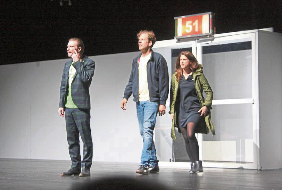 Der smarte Tod (David T. Meyer), sein namenloser „Kunde“ (Henner Momann) und dessen Ex-Freundin Sophia (Anika Baumann) treten eine irrwitzige Reise an. Foto: Wissing