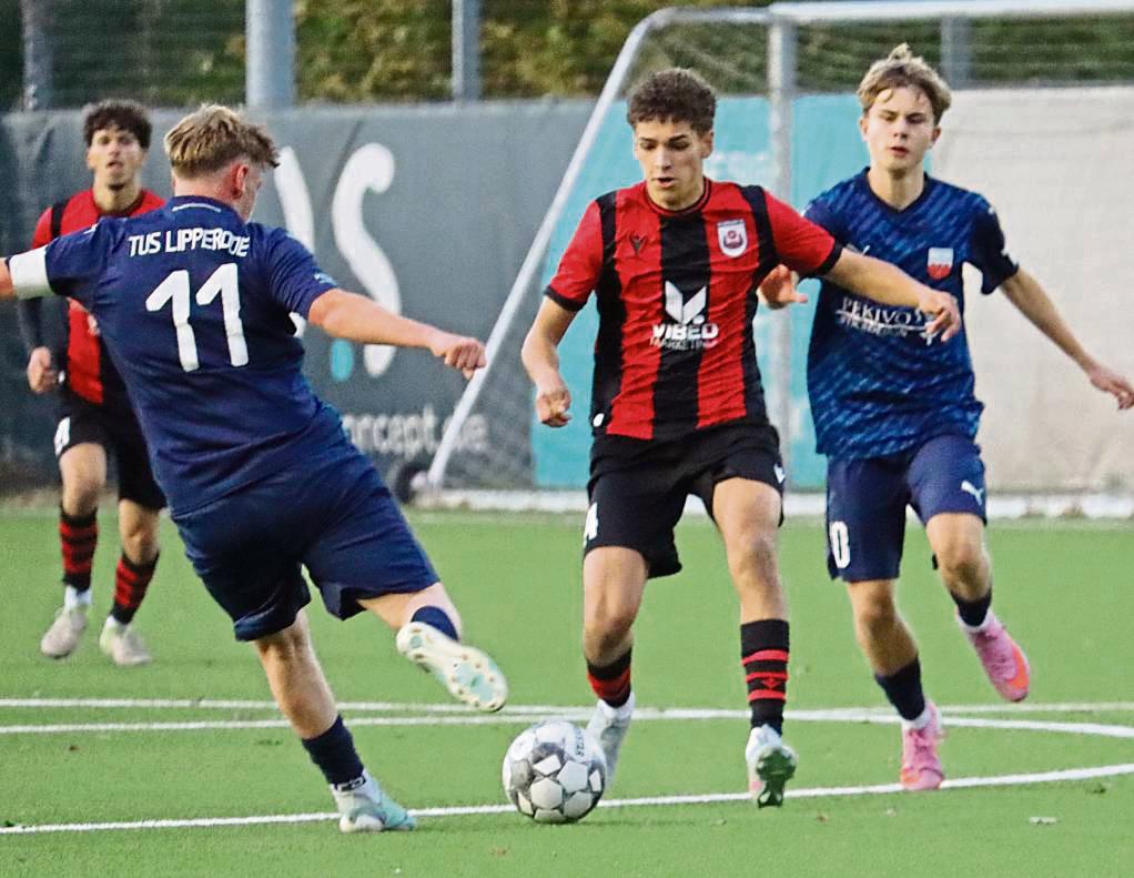 Nicht aufzuhalten auf dem Weg ins Pokalendspiel war die A-Jugend des SV Lippstadt (in Schwarz-Rot). Der Westfalenligist behauptete sich im Halbfinale beim TuS Lipperode (in Blau) nach knapper 1:0-Pausenführung am Ende mit 4:1. Foto: Uwe Feichtinger