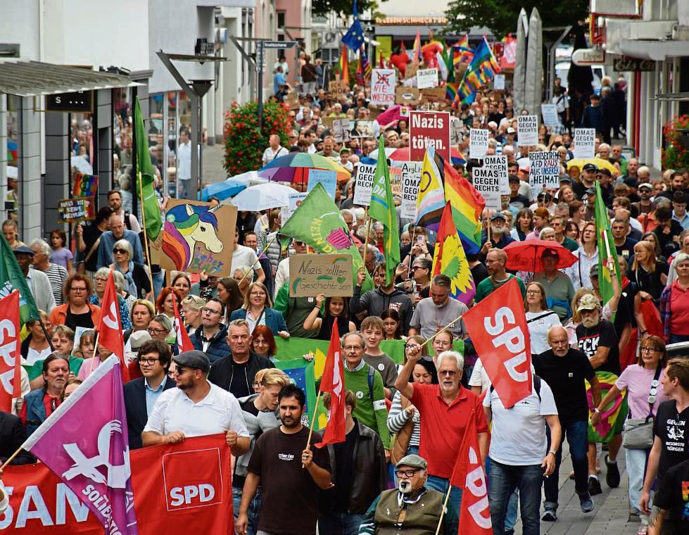 Eindrucksvolles Bild: Mit Flaggen und Transparenten zog die Gegendemo durch die Lippstädter Innenstadt. Die Polizei schätzte die Teilnehmerzahl auf 1200. Foto: Kossack