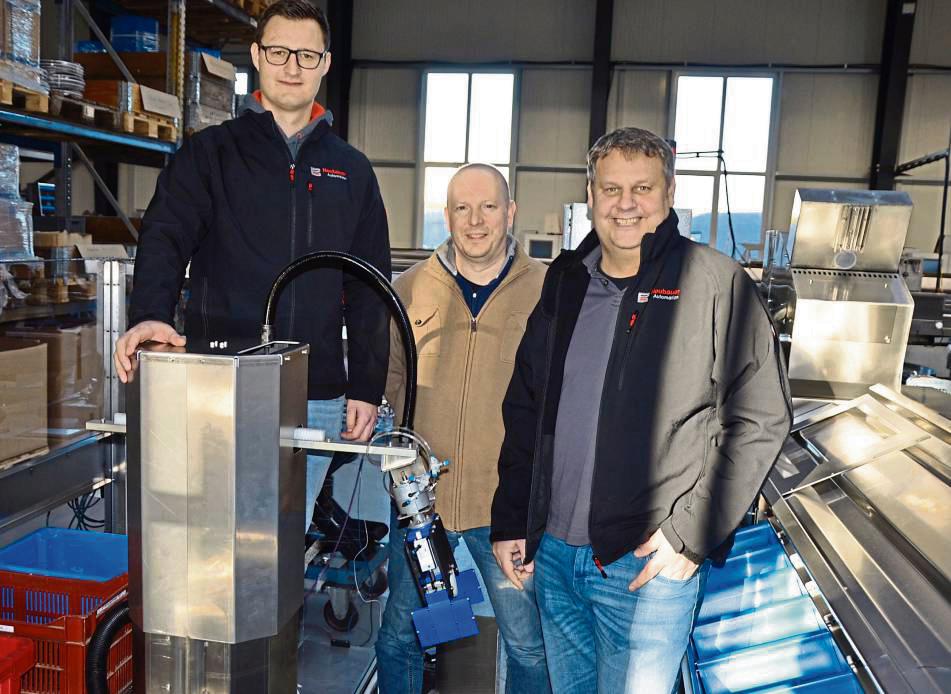 Eine Maschine, die Spargelstangen in Kisten packt: Auf die Innovation namens Aspatore setzen Firmenchef Christoph Neubauer (r.), sein Sohn Felix und Jürgen Fabricius (Mitte), der sich als Maschinenbau-Ingenieur um die Software kümmert. Foto: Wilms