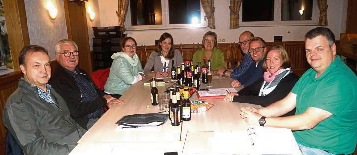 Die Termine im zweiten Winterhalbjahr stehen und sind unter den Kneblinghauser Vereinsvorständen abgesprochen. Neu dabei ist Ulrich Dünschede (2.v.l.) als Hüttenwart der Auerhahnhütte. Foto: Friedhelm Thomas