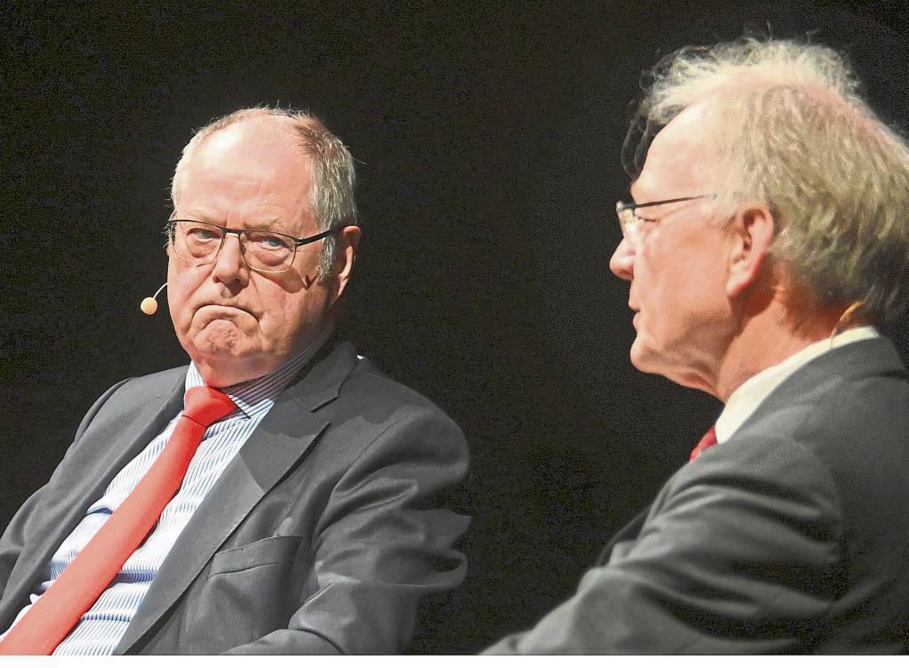 Trump, Verteidigung, Schwarz-Rot, Migration, Wirtschaft: Fast zeitgleich zum Eklat in Amerika antwortete Peer Steinbrück (SPD) am Freitagabend gewohnt wortgewaltig auf die hochaktuellen Fragen von Prof. Michael Göring (r.). Fotos: Tuschen