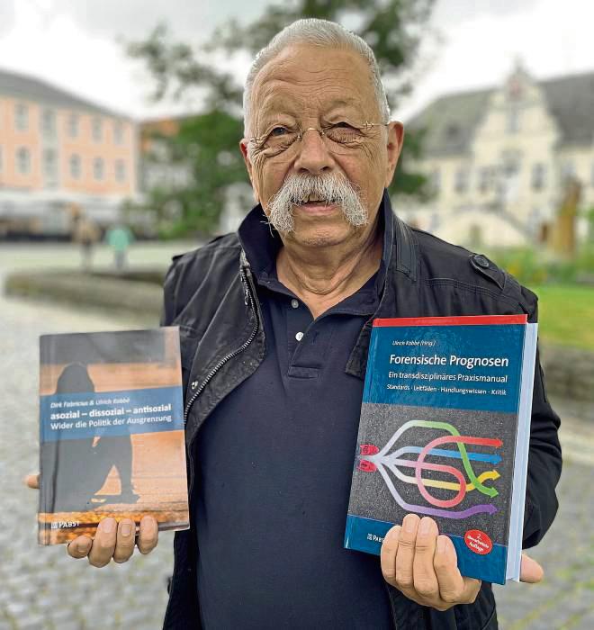 Der Psychologe Dr. Ulrich Kobbé mit seinen beiden neuesten Werken – Fachliteratur über forensische Fragen. Foto: Rückert