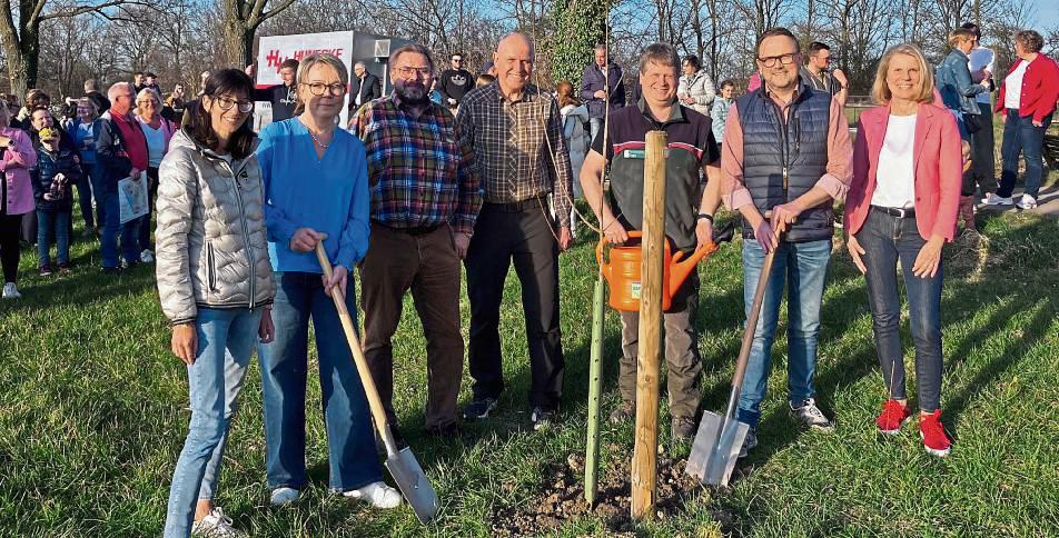 Unterstützer des Bürgerwaldes mit Bürgermeister Alfred Schmidt (2.v.r.), Ullrich Cordes vom Planungsbüro (M.) und Amtsleiterin Birgit Hendriks (2.v.l.). Fotos: Bußmann