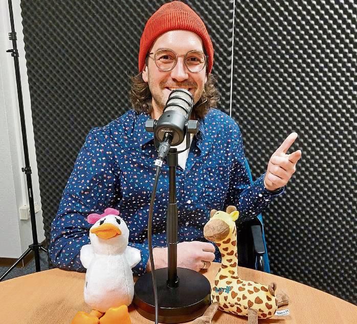 Mit kuscheliger Unterstützung war Simon Horn alias herrH im Patriot-Podcast zu Gast. Foto: Löseke
