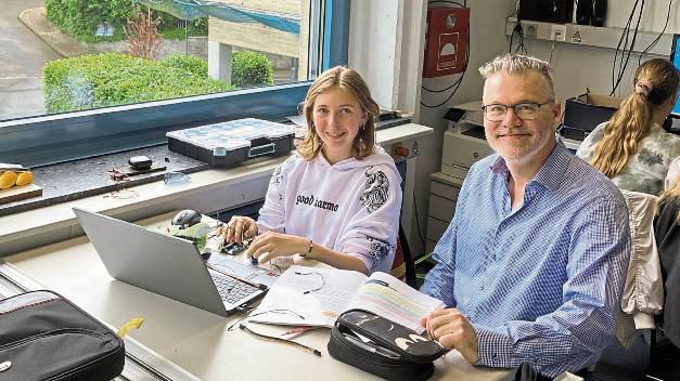 Professor Ulrich Schneider programmiert mit den Schülerinnen und Schülern. Foto: Sträter