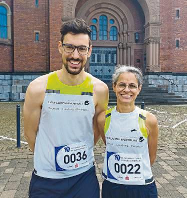 So sehen Sieger aus. Luciene Cramer und Tobias Herrmann gewannen in Neheim den Hauptlauf über zehn Kilometer.