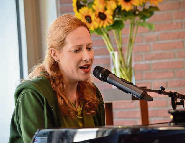 Sarah Benz füllte die Erzählpausen mit zwei Liedern, bei denen sie sich selbst am Klavier begleitete. Foto: Dietmar Gröbing