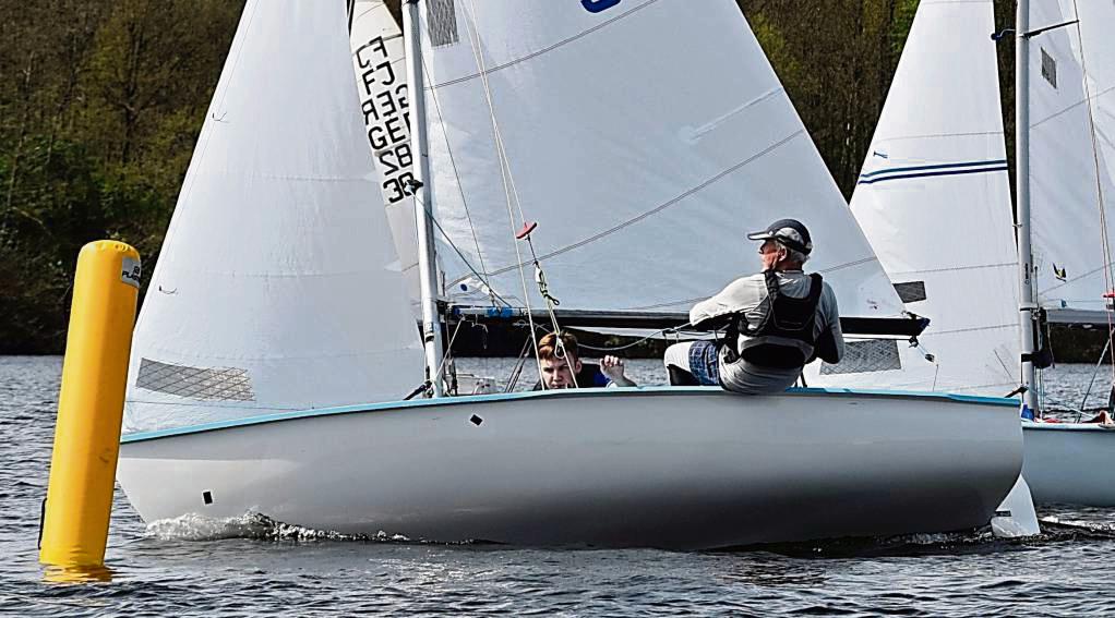 Erst seit diesem Jahr segeln Norbert Riffeler (r.) als „alter Hase“ und Neuzugang Lennart Reinecke zusammen als Team.