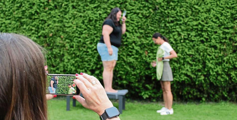 Mehrere Male werden die Videos geprobt und verschiedene Winkel zum Filmen ausgetestet. Mit den Videos möchten heimische Schützenvereine neue Gäste über Social Media zu ihrem Fest einladen. Fotos: Mintert
