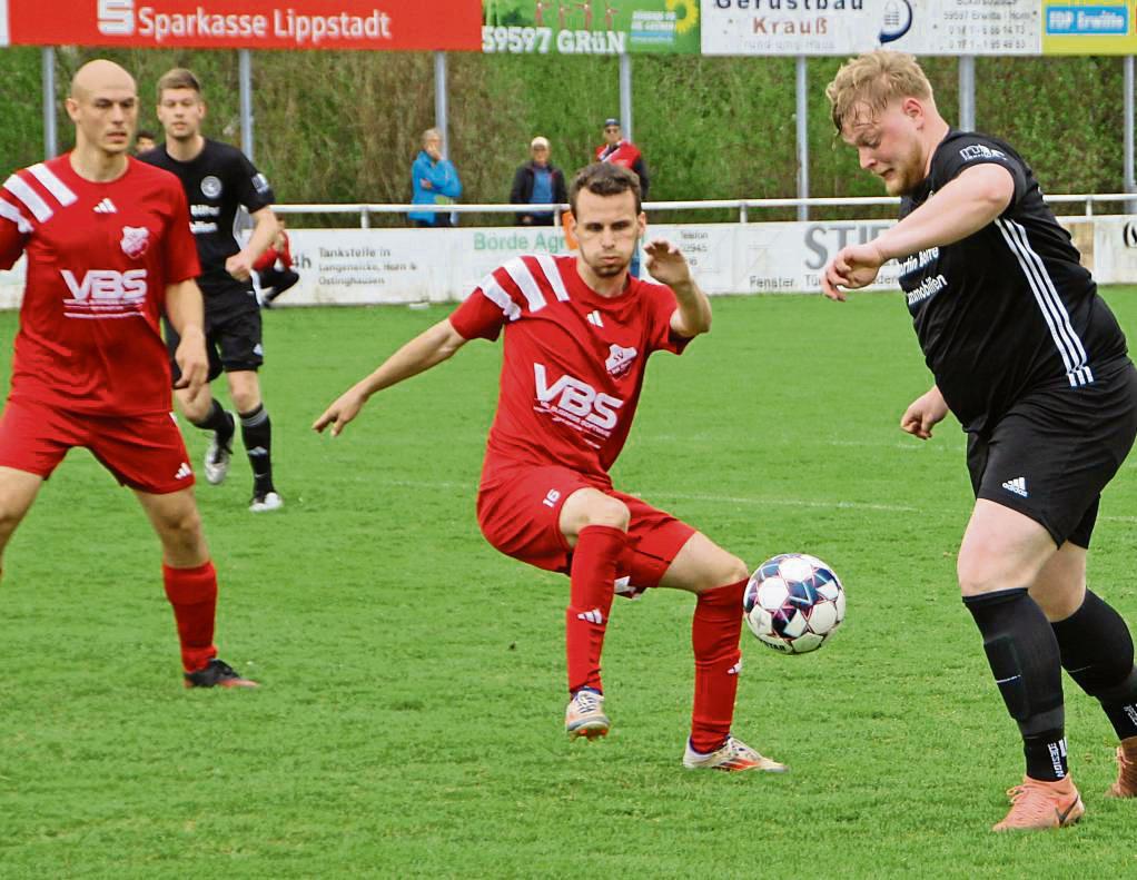 In der A-Liga tobt der Abstiegskampf: RW Horn (in Rot) und Germania Esbeck brauchen dringend Punkte. Beide Mannschaften haben ein Heimspiel. Foto: Schnieder