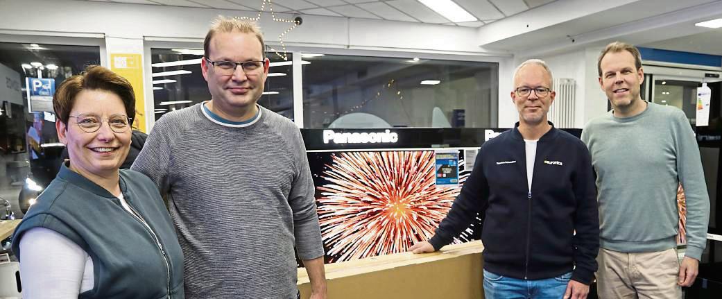 Für ein Feuerwerk der Emotionen sorgte der Hauptpreis des Weihnachtsgewinnspiels beim Gewinner Patrick Middeke (2.v.l.) und seiner Ehefrau Sandra. Sie nahmen den Flachbildfernseher im Wert von 3299 Euro von Euronics-Filialleiter Thorsten Schomaker (2.v.r.) und Bernd Moormann, Geschäftsführer Laumanns Medienservice, entgegen. Foto: Sanimir Osmic