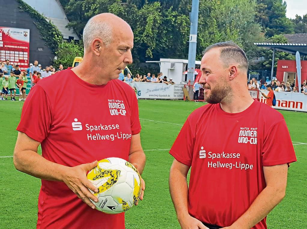 Smalltalk mit einer echten Legende: Welche Tipps Mario Basler (l.) André Kunze für seine weitere Fußballerlaufbahn mit auf den Weg gab, ist nicht übermittelt.
