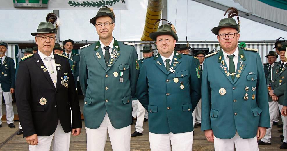 Für ihren Engagement für die Schützenbruderschaft zeichnete Andreas Heiden (l.) Frank Münzel (2.v.l.) und André Scholl (2.v.r.) mit dem Orden für Verdienste aus. Foto: Löseke