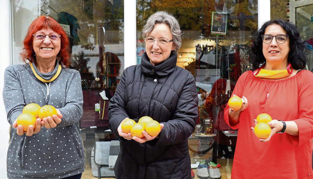 Früchte zum Vorbestellen: Carmen Chao (v.r.), Katharina Schulte-Repel und Margot Bell freuen sich über das Angebot der fairen Orangen. Foto: Hans-Albert Limbrock