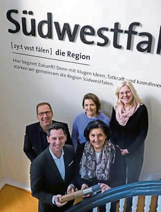Landrätin Eva Irrgang (vorn, r.) ist neue Aufsichtsratsvorsitzende der Südwestfalen-Agentur – ganz zur Freude von Vorgänger Andreas Müller (vorn, l.), Geschäftsführer Hubertus Winterberg (l.), Marie Ting (Leitung Regionalmarketing, M.) und Dr. Stephanie Arens (Leitung Regionale).