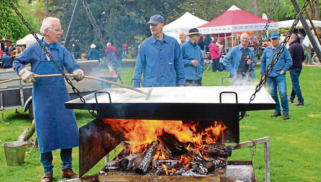 Die Mitglieder des Heimatvereins Bad Westernkotten demonstrierten beim Schausieden die traditionelle Salzgewinnung über offenem Feuer.