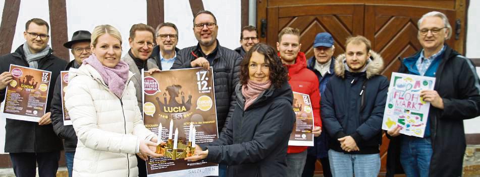 Stefanie Klenke (vorne links) und Inge Adrian vom Salzkotten Marketing stellen gemeinsam mit den Initiatoren das Festprogramm vor. Foto: Büttner