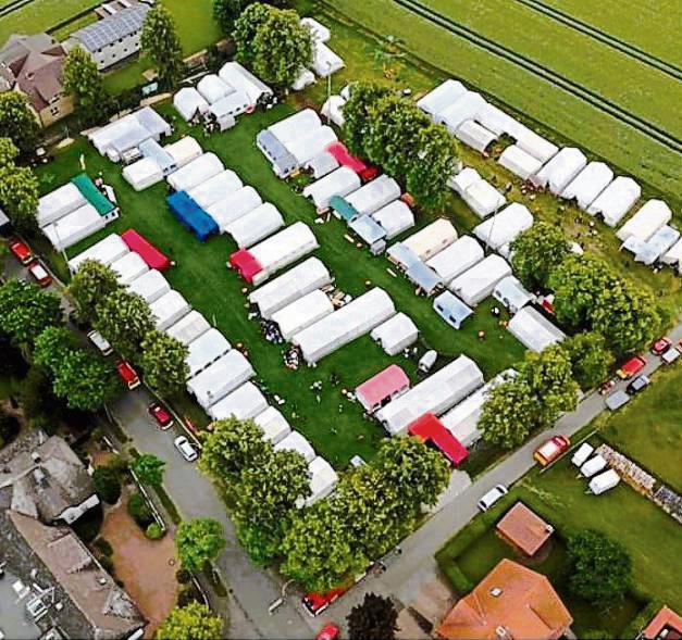Evakuierung einer Zeltstadt: Über 700 Personen mussten Samstagabend umquartiert werden. Foto: Feuerwehr Rüthen