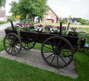 Heute steht der Blumenwagen in der Schulstraße am Ortseingang von Mellrich. Foto: Priesnitz