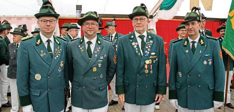 Christian Wischmann und Jürgen Becker (2.u.3.v.l.) wurden vom Sauerländer Schützenbund für ihr Engagement ausgezeichnet. Wetterbedingt fanden die Ehrungen in diesem Jahr im Zelt und nicht am Ehrenmal statt. Foto: Mintert