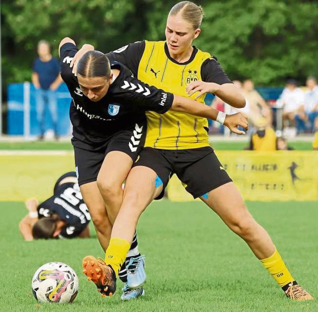Die 19-jährige Anröchterin Finnja Schriek (r.) gehört beim BVB zu den Top-Torjägerinnen.