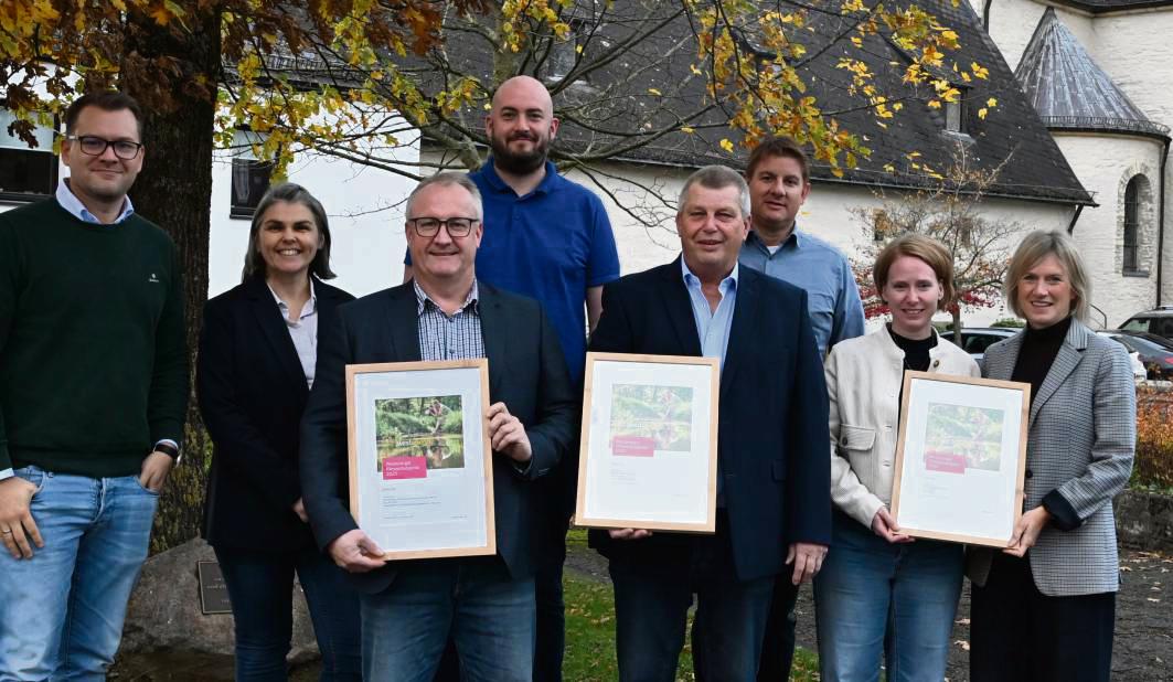 Die Gewinner freuen sich über die Klimaschutzpreis-Auszeichnung durch Remco van der Velden (3. v.r.), Fabian Wälter (Westenergie, links), Klimaschutzbeauftragte Julia Krümmelbein (2. v.l.): 1. Platz, Geseker Kronkorkenverein, Bernhard Horsthemke (4. v.r.). 2. Platz, Pankratiusschule Störmede, Anja Karthaus (rechts) und Sandra Diemel- Alpmann (2. v.r.) 3. Platz, Schützenbruderschaft Störmede, Winfried Maas (3. v.l.) und Martin Struwe (4. v.l.)
