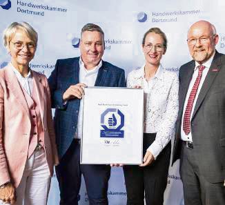 Dirk und Nadine Bracht erhielten das Siegel von Ministerin Dorothee Feller (l.) und Kammer-Präsident Berthold Schröder. Foto: Sarah Rauch