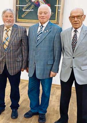 Der 1. Vorsitzende des MGV Bökenförde, Alfons Wilmesmeier (M.) gratulierte den beiden Sängern Heinz Schumann (l.) und Elmar Knoke nach der Sängerehrung in Ehringhausen.