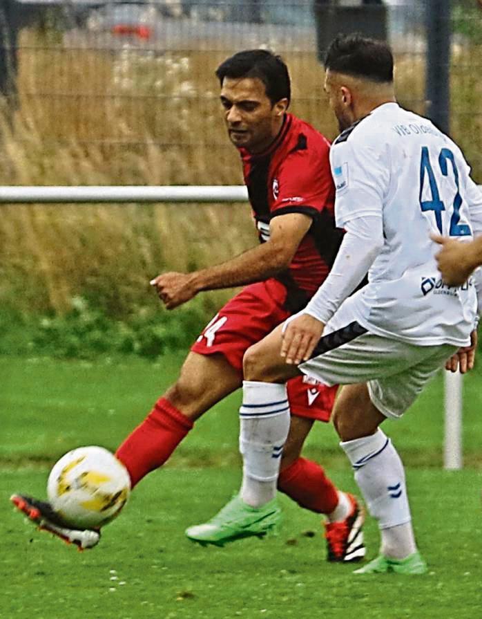 Mittelfeldspieler Mustafa Dogan (l.) gehört ab sofort offiziell zum Kader des SV Lippstadt. Foto: Lütkehaus