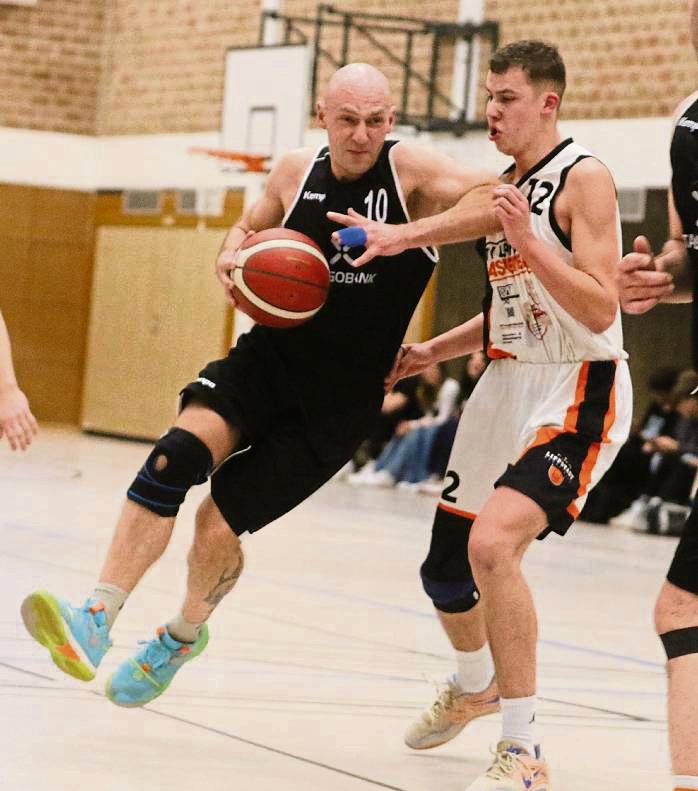 Die Basketballer des LTV Lippstadt (in Weiß) bestreiten am Sonntag zu Hause gegen Kaiserau (16 Uhr in der Gesamtschule) ihr letztes Saisonspiel in der Landesliga. Foto: Lütkehaus