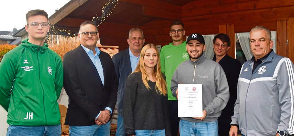 3700 Euro Ausbildungsprämie vom DFB erhielt der SuS Cappel für Nationalspielerin Emilia Deppe (Mitte), die von der G- bis zur C-Jugend bei den „Grünen“ kickte. Kreisjugendausschuss-Vorsitzender Bernd Kirchhoff (r.) überbrachte das Zertifikat. Mit dabei waren auch der 1. Vorsitzende Markus Stanzmann, ihre ehemaliger Trainer und Geschäftsführer Sven Hauptstein sowie Jugendobmann André Glennemeyer.