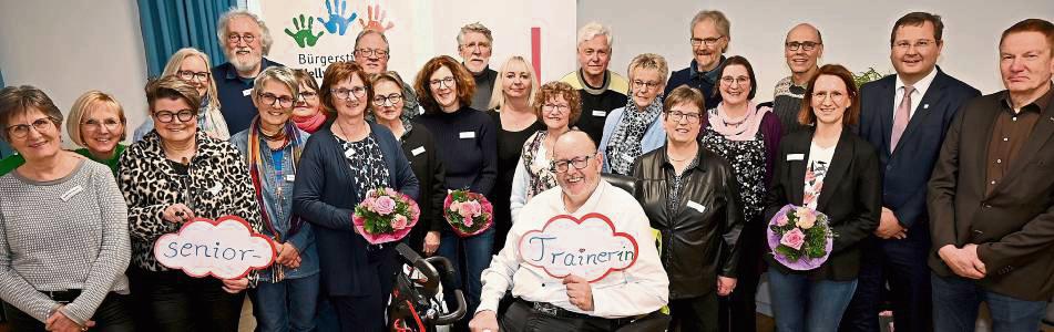 20 neue seniorTrainerinnen und -Trainer haben jetzt ihre Zertifikate erhalten. Überreicht wurden die Urkunden von Kreis-Sozialdezernent Sascha Kudella (2. v. r.) und Thomas Busch, Vorstand der Bürgerstiftung Hellweg-Region (r.). Foto: Schulte-Nölle (Kreis Soest)