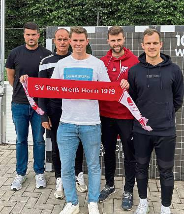Ein echter Hochkaräter wechselt zum Horner Trotzbach: Marvin Joswig (ehemals SV Lippstadt und Westfalia Rhynern). Darüber freuen sich die Verantwortlichen (v.l.) Thomas Jackisch, Heinz Gockel, Jonas Eickmann und Marcel Aust.